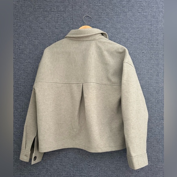 Stylish Gray Button-Up Shacket Women’s Size Medium - Picture 4 of 4